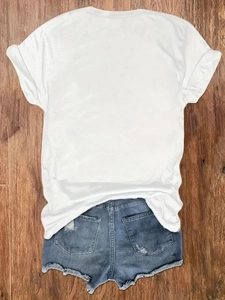 Vue à plat d'un T-shirt blanc à col rond et de shorts en jean bleu délavé avec déchirures