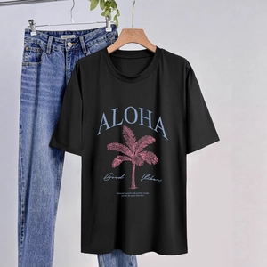 Dettaglio di una maglietta in cotone nero con stampa di palma rosa e testo Aloha