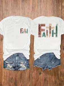 T-shirt bianca Faith con stampa vintage e pantaloncini di jeans strappati da donna