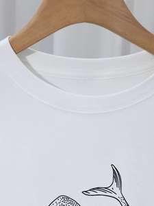 Detailansicht eines weißen Baumwoll-T-Shirts mit Rundhalsausschnitt und schwarzem Fischschwanz-Print
