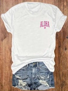 T-shirt bianca da donna ALOHA abbinata a pantaloncini di jeans blu strappati