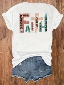 T-shirt bianca con stampa FAITH e testo religioso e pantaloncini di jeans su legno