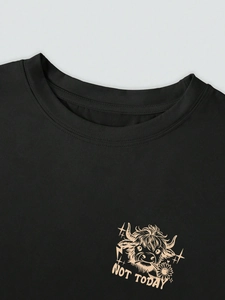 Détail de la couture du col et imprimé vache sur t-shirt noir en coton doux