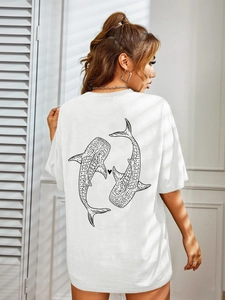 T-shirt blanc ample pour femme avec col rond et imprimé requin-baleine au dos