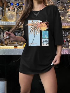 Détail de l'imprimé palmier tropical et du texte Sunshine Paradise sur le T-shirt en coton noir
