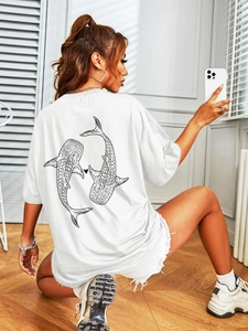 T-shirt oversize blanc pour femme avec imprimé requin-baleine minimaliste chic