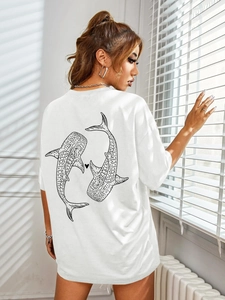 Détail d'un t-shirt blanc en coton avec imprimé minimaliste de poissons et cœur au dos