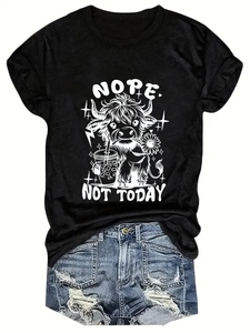 T-shirt nera a girocollo con stampa mucca Highland e pantaloncini di jeans blu strappati