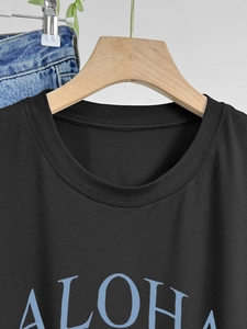 T-shirt nera in cotone girocollo con stampa ALOHA blu chiaro e cuciture di qualità