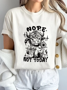 T-shirt bianca da donna con stampa mucca e scritta NOT TODAY sotto un cardigan bianco