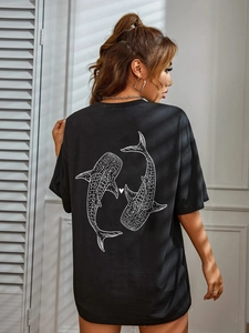 Détail de l'imprimé requin-baleine au dos du t-shirt noir décontracté à manches courtes