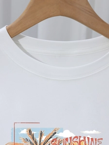 Gros plan d'un T-shirt blanc en coton montrant la texture du tissu et l'imprimé palmier