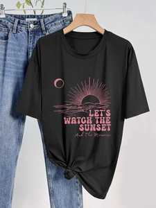 T-shirt da donna nera con grafica tramonto rosa e stampa testo sunset moonrise