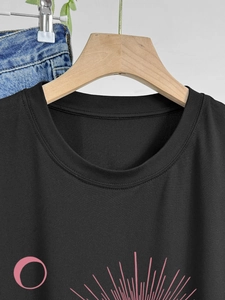 T-shirt nera da donna in cotone con scollo a giro e stampa luna rosa su gruccia in legno