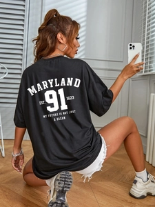 Vue détaillée de l'imprimé Maryland 91 au dos d'un t-shirt noir ample et décontracté