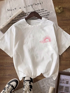 T-shirt blanc à col rond avec imprimé soleil rose sur un fond en bois vintage chic