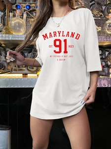 Dettaglio della stampa Maryland 91 su t-shirt oversize bianca in cotone girocollo