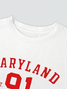 Detail eines weißen Baumwoll-T-Shirts mit rotem Maryland 01 College-Aufdruck