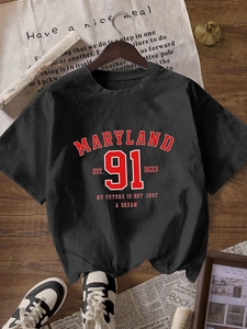 Schwarzes Rundhals-T-Shirt mit Maryland 91 Grafik im amerikanischen College-Stil auf Holzbügel