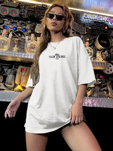 Oversize weißes Damen T-Shirt mit schwarzem Palm Springs Print und Sonnenlogo aus Baumwolle