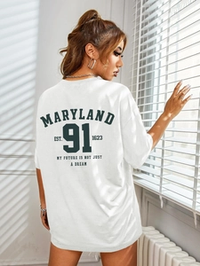 Détail d'un t-shirt en coton blanc avec imprimé Maryland et lettrage vintage