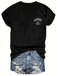 Gros plan sur un t-shirt noir en coton avec typographie Sunshine 1982 et imprimé d'art