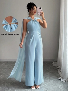Damen Elegant Halter Neck Jumpsuit Mit Metalldekoration Und Fließendem Cape Hellblau Ärmellos Weites Bein Jumpsuit