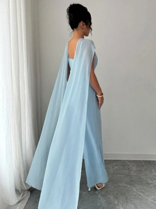 Eleganter hellblauer Neckholder-Jumpsuit mit bodenlangem Umhang und weitem Beinschnitt