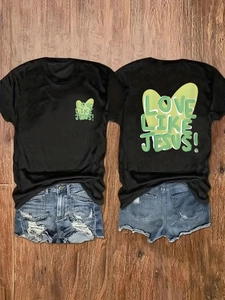 Ensemble t-shirt noir Love Like Jesus pour femme et short en jean sur sol en bois