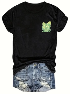 Détail de l'imprimé LOVE LIKE JESUS avec cœur vert sur t-shirt noir en coton à manches courtes