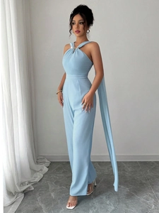 Eleganter hellblauer Neckholder-Jumpsuit mit goldenem Metallring und bodenlangen Streamern