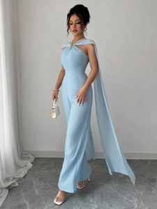 Eleganter hellblauer Neckholder-Jumpsuit mit langem Umhang und weitem Beinverlauf