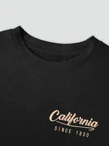 Gros plan du t-shirt noir en coton avec imprimé vintage California SINCE 1850