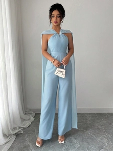 Detailansicht des himmelblauen Neckholder-Jumpsuits mit Cape-Design und Metallring