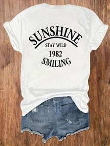 Détail d'un t-shirt blanc en coton avec imprimé graphique noir Sunshine Stay Wild