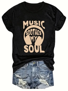 Détail d'un t-shirt en coton avec texte 'MUSIC SOOTHES MY SOUL' et motif de casque