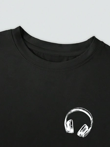 Détail du col rond et de l'imprimé casque blanc sur le tissu noir d'un t-shirt