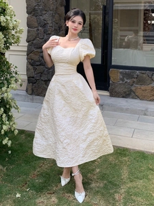 Robe jacquard crème élégante avec col carré rétro et manches bouffantes pour femmes
