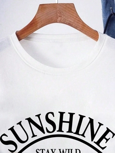T-shirt blanc minimaliste en coton avec imprimé Sunshine Stay Wild sur cintre en bois