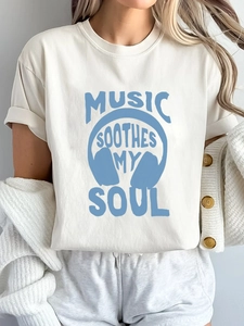 T-shirt crème pour femme avec col rond et motif graphique Music Soothes My Soul et casque