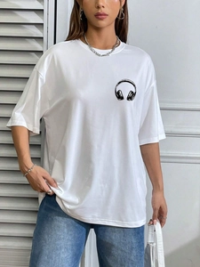 T-shirt blanc oversize pour femme à col rond avec imprimé graphique casque minimaliste