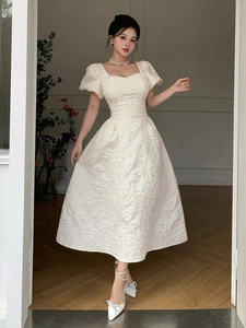 Robe ligne A crème élégante avec texture jacquard, col carré et manches bouffantes