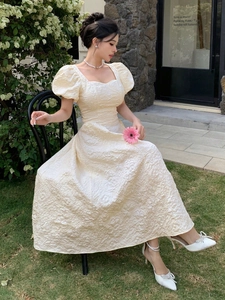 Robe trapèze élégante en crème avec tissu jacquard, col carré et manches bouffantes