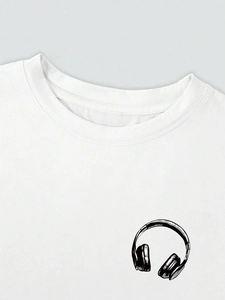 Gros plan sur un t-shirt blanc en coton avec imprimé minimaliste de casque noir