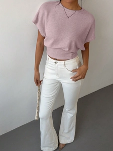 Haut élégant rose en maille gaufrette à manches courtes et pantalon évasé blanc taille haute