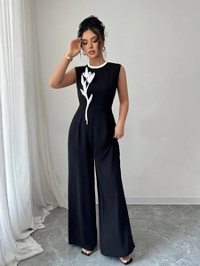 Combinaison élégante noire sans manches à jambes larges avec broderie florale blanche