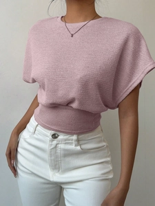 Haut élégant rose en maille gaufrée avec taille cintrée et jean blanc à taille haute
