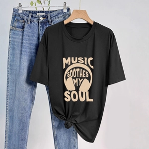 Détail de l'imprimé musique sur t-shirt noir avec ourlet noué et style denim