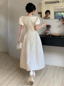 Robe mini jacquard blanc crème élégante avec manches bouffantes et col carré dos nu