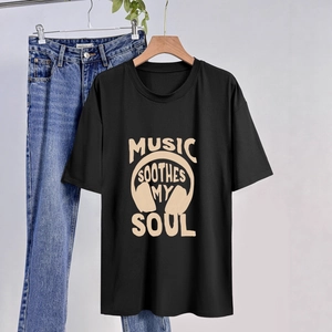 Détail d'un t-shirt noir col rond avec graphisme Music Soothes My Soul et motif casque